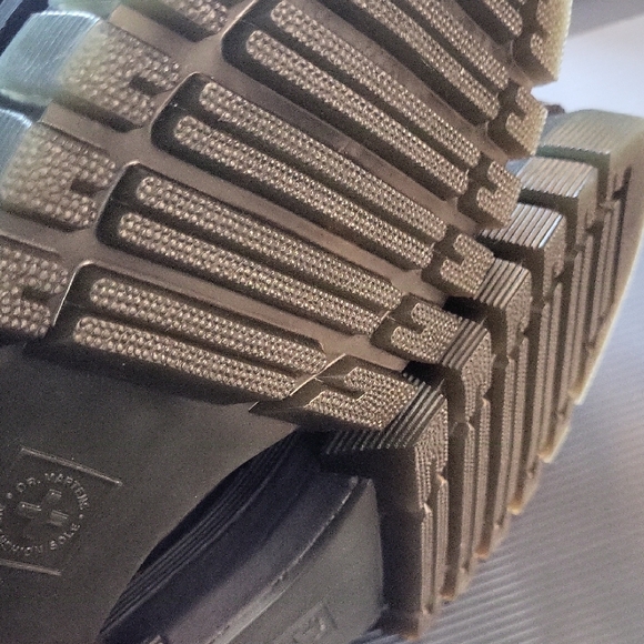 Dr. Martens Beige Leather Shoes with Black Accents - Picture 4 of 6